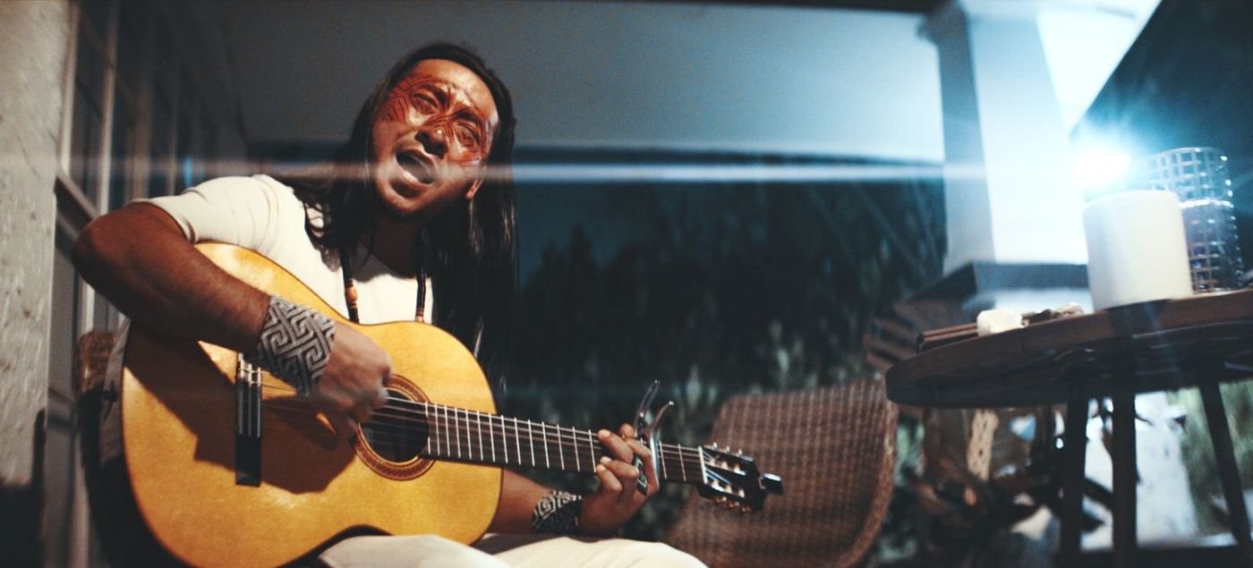 Show noturno com violão