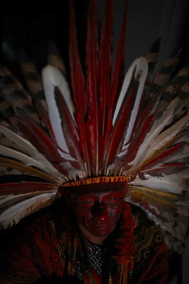 Retrato de Mapu com cocar de penas vermelhas e brancas